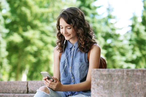 Belle jeune fille écoutant de la musique en plein air — Photo