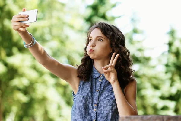 屋外 selfie を取っている美しい若い女の子 — ストック写真