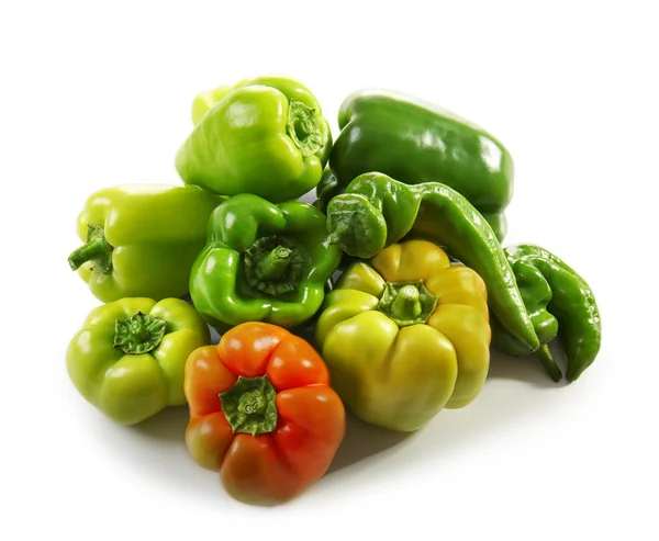 Čerstvé papriky na bílém pozadí — Stock fotografie