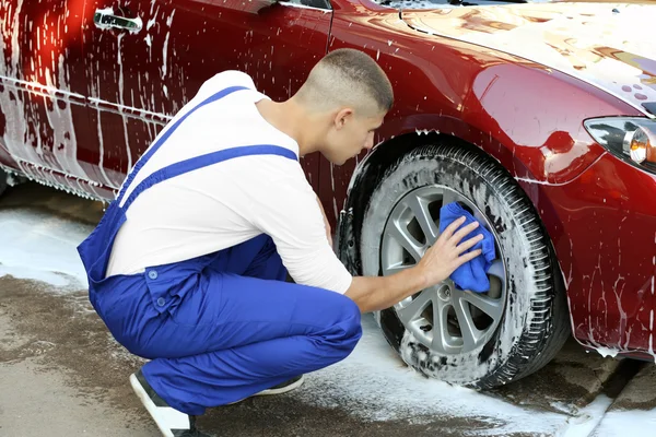 Serviteur lavant une voiture — Photo
