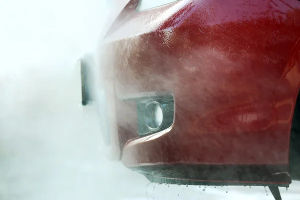 Coche de limpieza con agua a alta presión — Foto de Stock