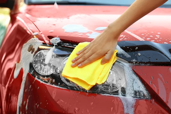 Servicewoman lavar un coche —  Fotos de Stock