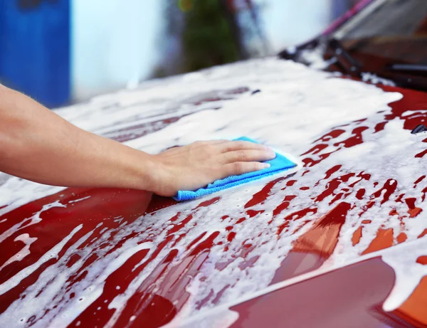 Serviceman washing a car — Stock Photo, Image