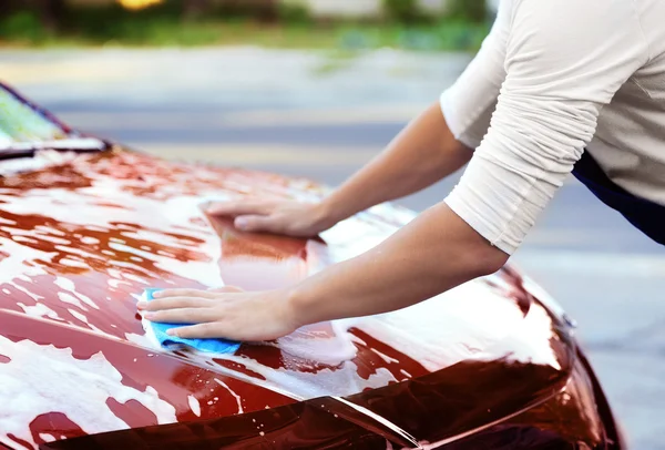 Bir araba yıkama asker