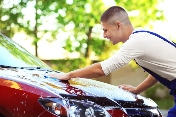 Serwisant mycie samochodu — Zdjęcie stockowe