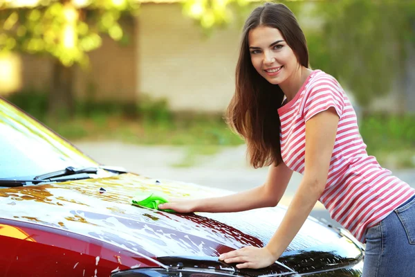 Mujer lavando un coche — Foto de Stock