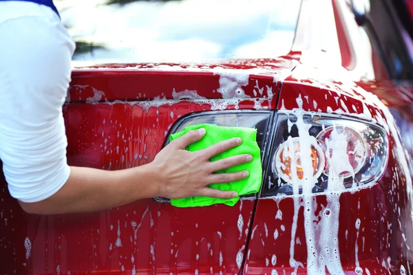 Serviceman washing a car — Stock Photo, Image