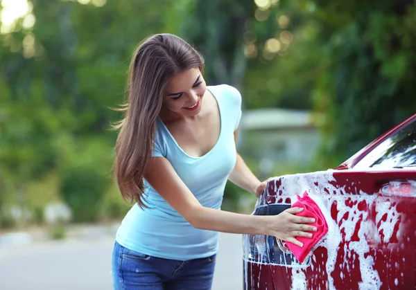 Жінка миє машину — стокове фото