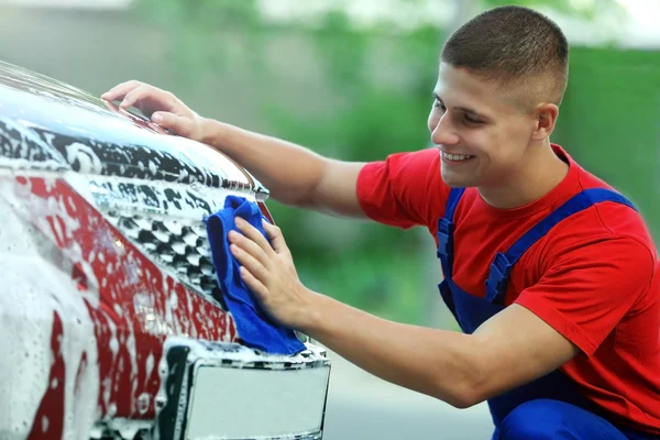 Serviceman washing a car — Stock Photo, Image