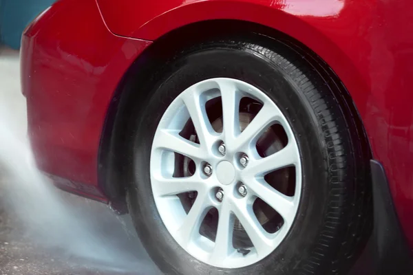 Coche de limpieza con agua a alta presión — Foto de Stock