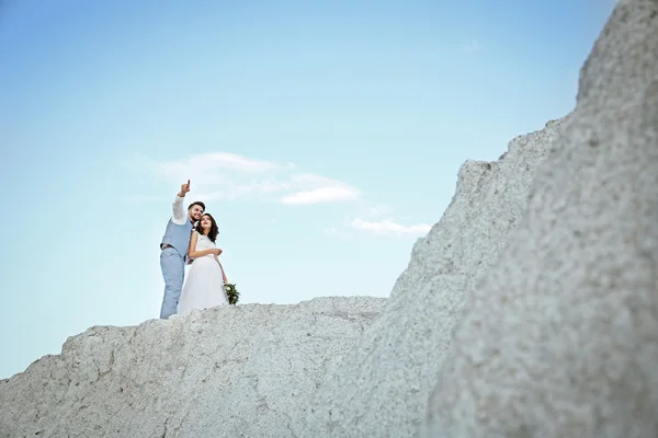 Bride and groom and beautiful landscape — Stock Photo, Image