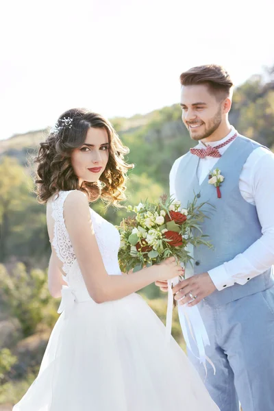 Gelin ve damat ve güzel manzara — Stok fotoğraf