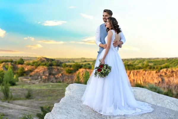 Bruid en bruidegom en prachtige landschap — Stockfoto