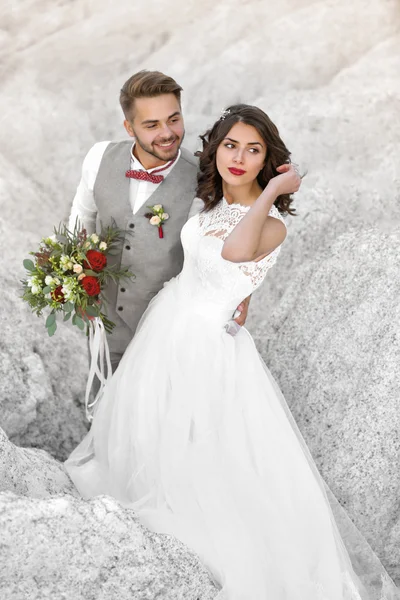 Braut und Bräutigam am Hochzeitstag — Stockfoto