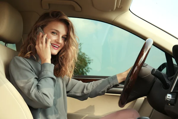 Όμορφη Νεαρή Γυναίκα Χρήση Κινητού Τηλεφώνου Κατά Την Οδήγηση Αυτοκινήτου — Φωτογραφία Αρχείου