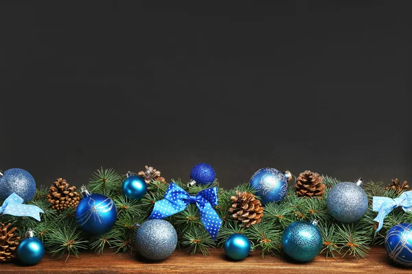 Kerstmis samenstelling met ballen — Stockfoto