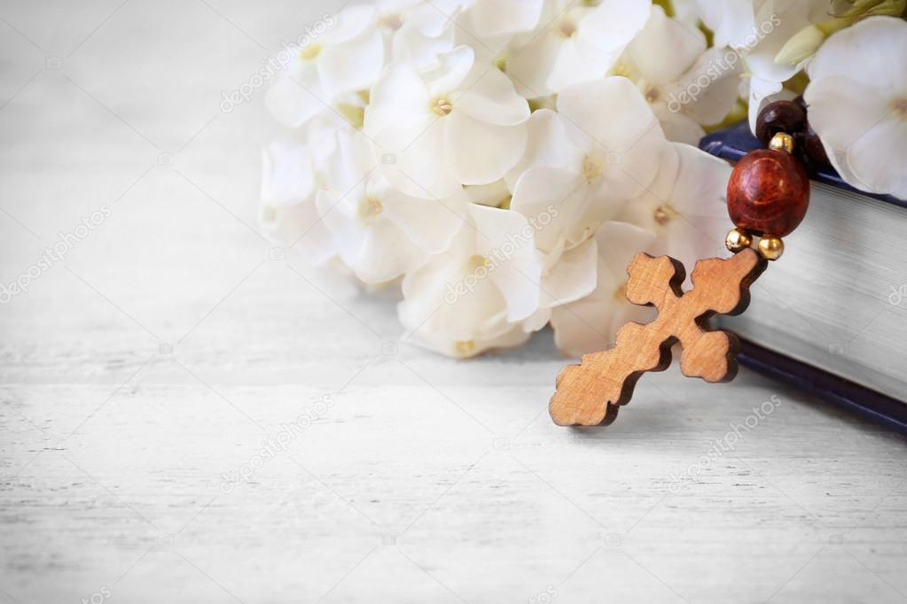 Wooden cross with flowers 