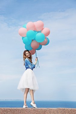 kadın renkli balonları