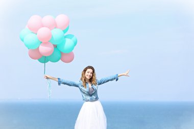kadın renkli balonları