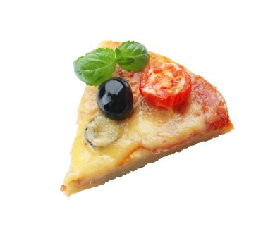 Lezzetli dilim pizza beyaz zemin üzerine zeytin ile