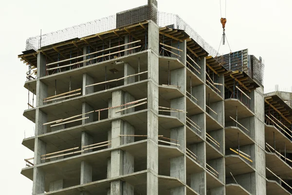 Construcción de grúas y edificios — Foto de Stock