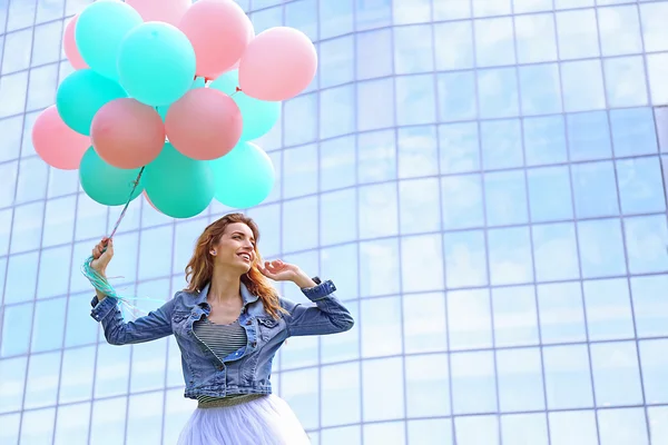 Mujer con globos de colores —  Fotos de Stock