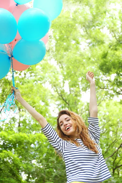 Kvinna med färgglada ballonger — Stockfoto