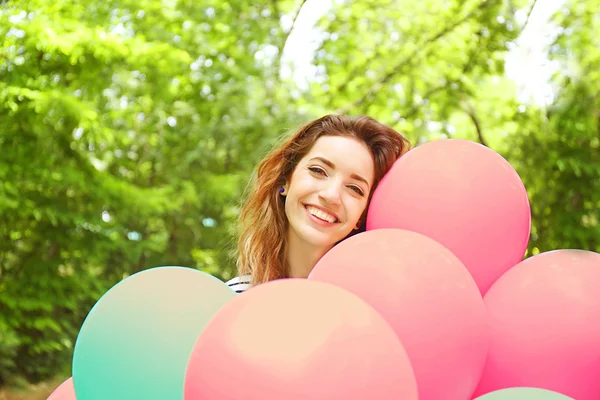 Femme avec des ballons colorés — Photo