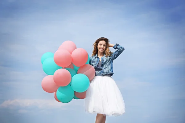 Mujer con globos de colores —  Fotos de Stock