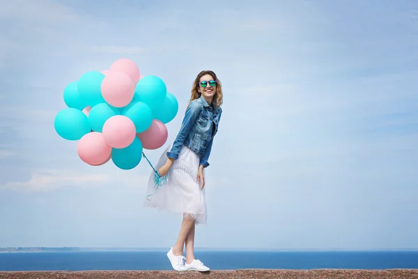 Frau mit bunten Luftballons — Stockfoto