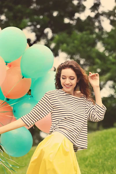 Mulher com balões coloridos — Fotografia de Stock