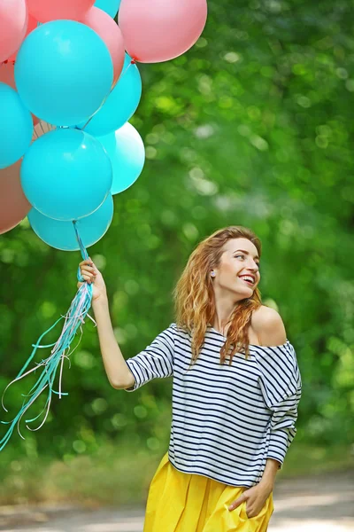 Kobieta z kolorowych balonów — Zdjęcie stockowe