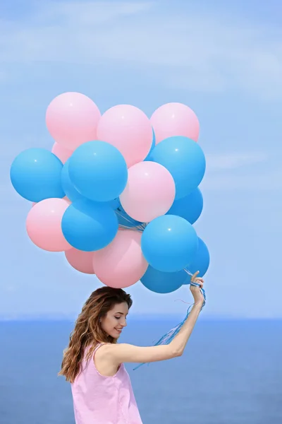 Femme avec des ballons colorés — Photo