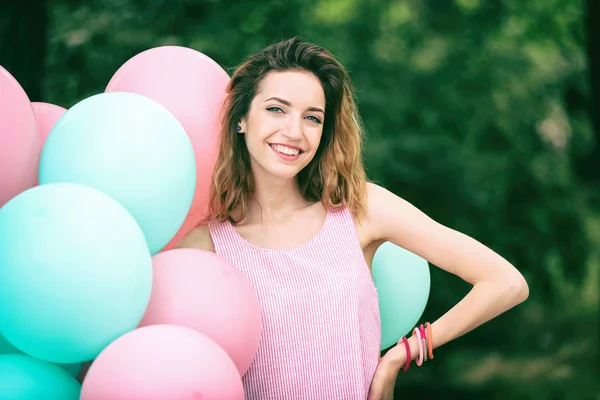 Mujer joven con globos — Foto de Stock