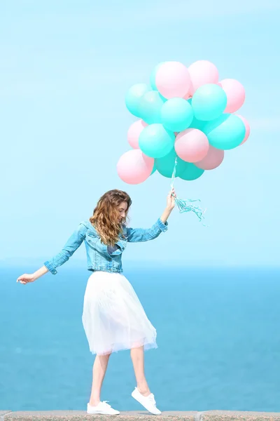 Mujer con globos de colores — Foto de Stock