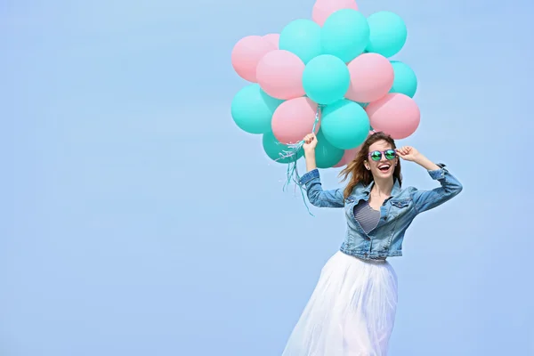 다채로운 풍선 여자 — 스톡 사진