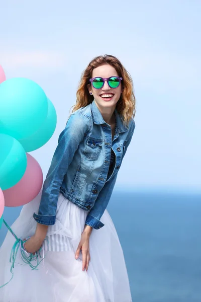 Vrouw met kleurrijke ballonnen — Stockfoto