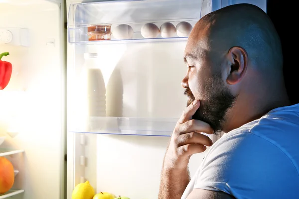 Hombre tomando comida — Foto de Stock