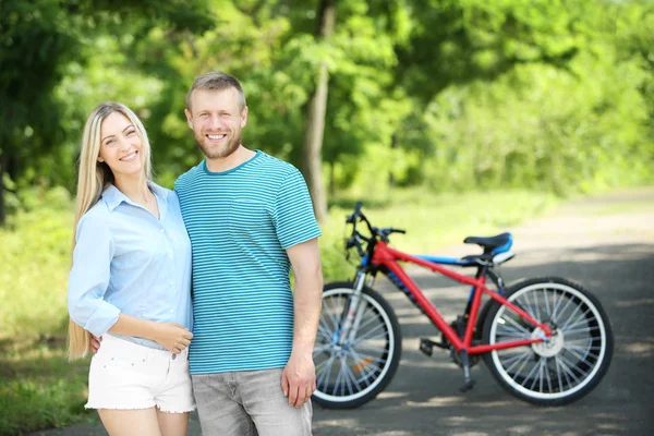 自転車で幸せなカップル — ストック写真