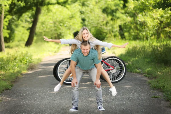 Coppia felice con biciclette — Foto Stock