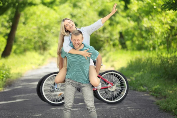 Coppia felice con biciclette — Foto Stock