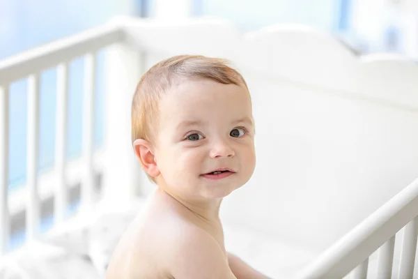 Söt Baby Sitter Sängen — Stockfoto