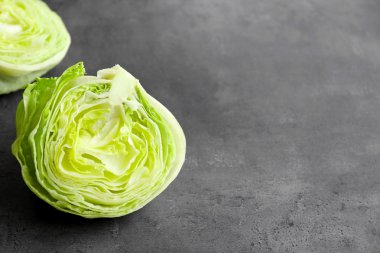 Göbek salatayı masanın üzerine dilimlenmiş