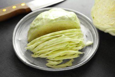 Lahana tabağa dilimlenmiş