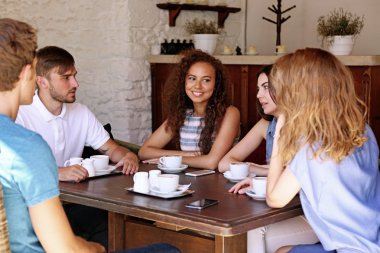 Mutlu arkadaş kafede kahve içme