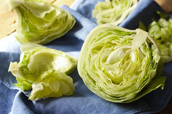 Hojas de lechuga iceberg en rodajas en la mesa —  Fotos de Stock