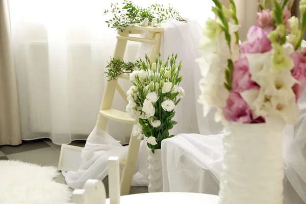 Hermoso interior decorado con ramo de flores en jarrón — Foto de Stock