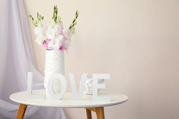 Mooie kamer interieur met de stijlvolle inrichting en bloemen — Stockfoto