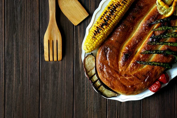 Ízletes étel, grillezett zöldségekkel és sült kenyér — Stock Fotó