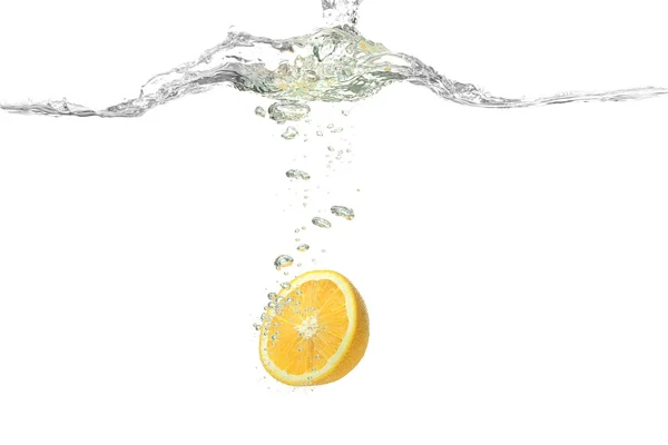 레몬이 물 속으로 떨어지다 — 스톡 사진